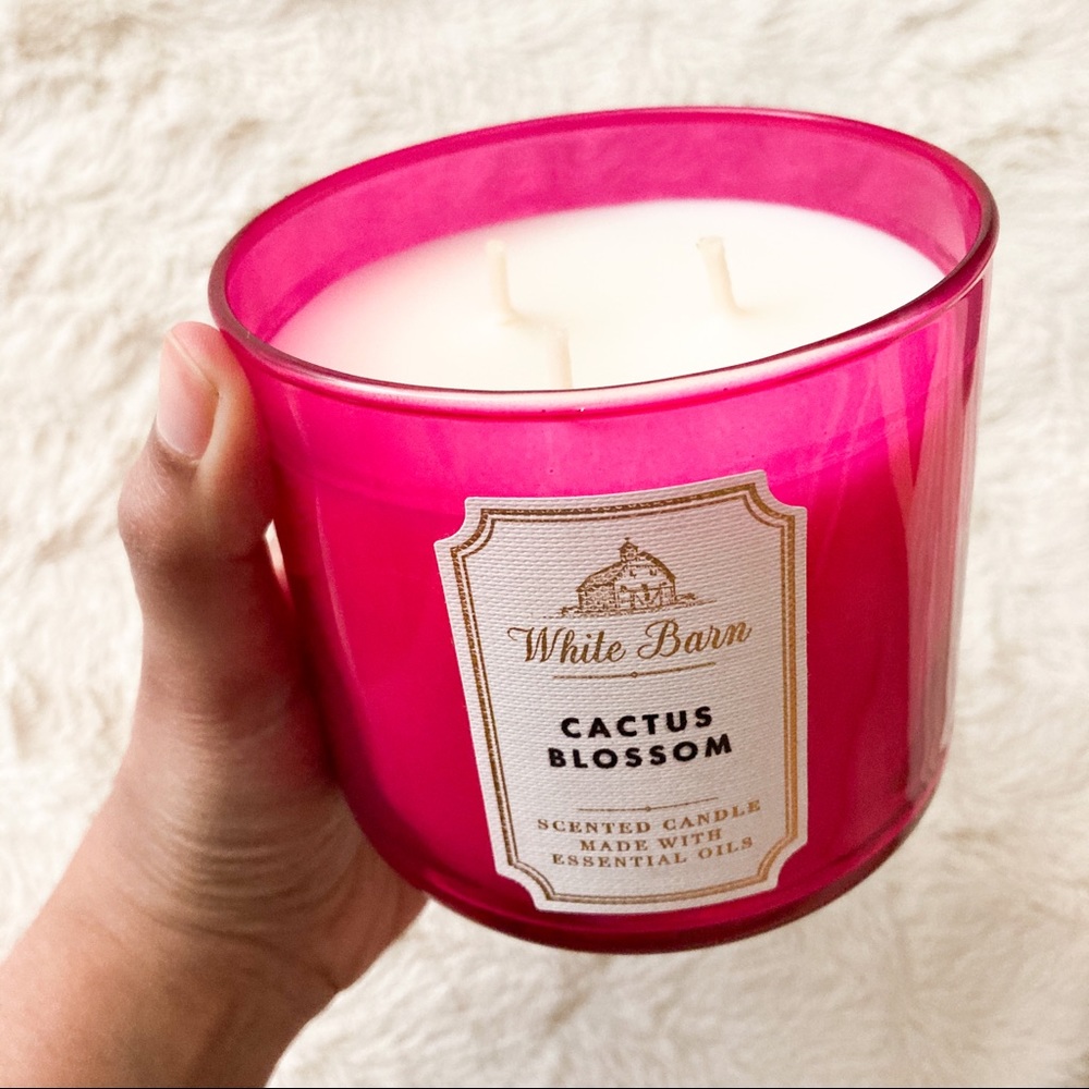 White Barn 3-wick candle 🌵🌸 scented